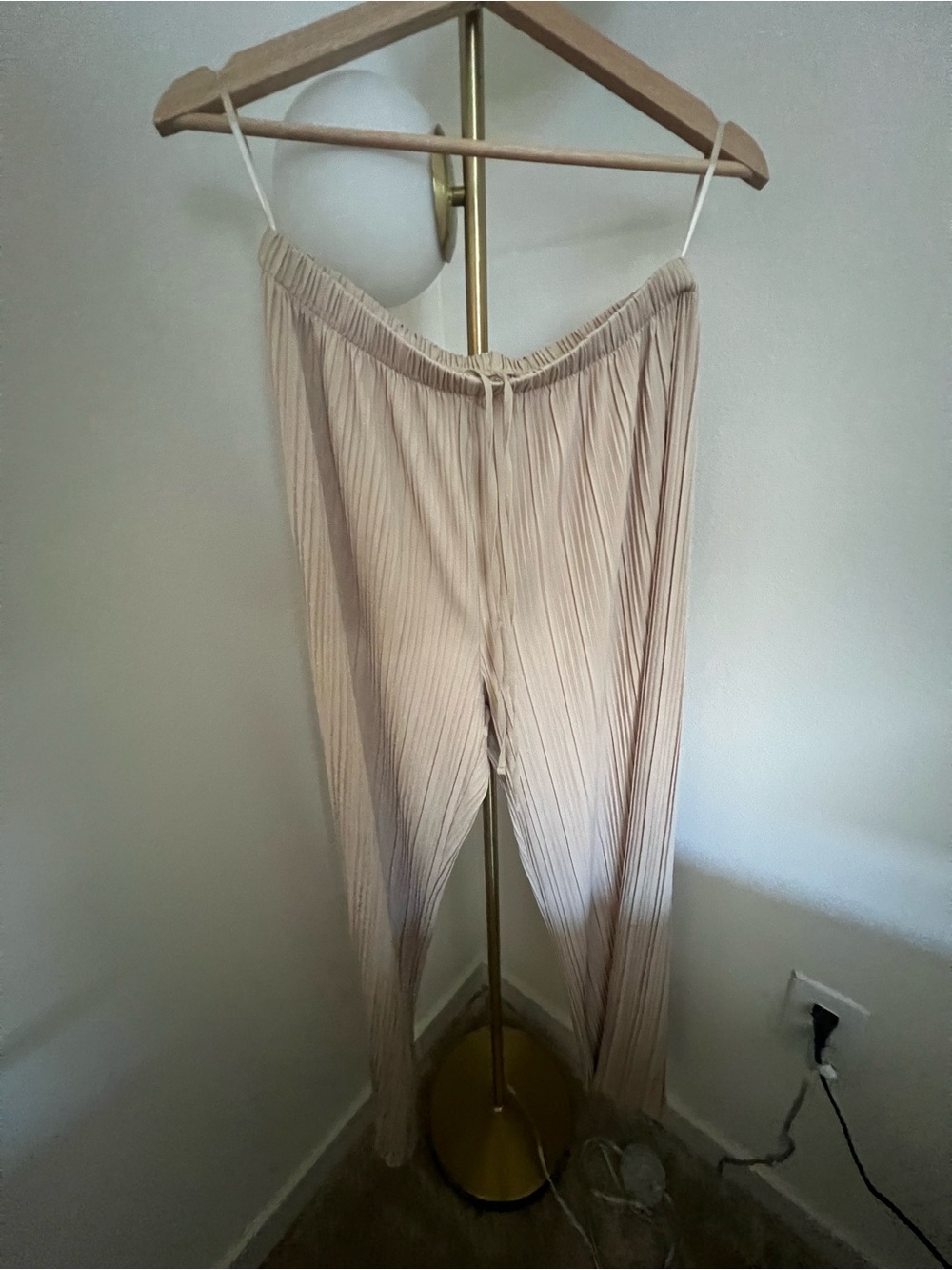 Uniqlo Light Beige Pleated Wide-Leg Pants